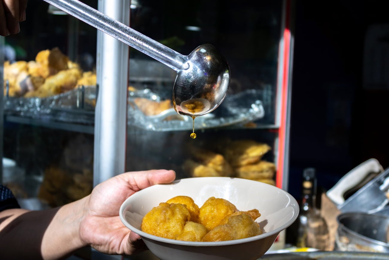 Plato de buñuelos con miel