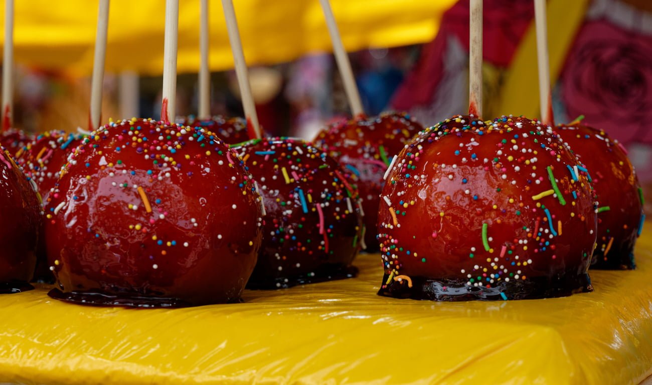 Detalle de manzanas en dulce en la feria de Jocotenango.