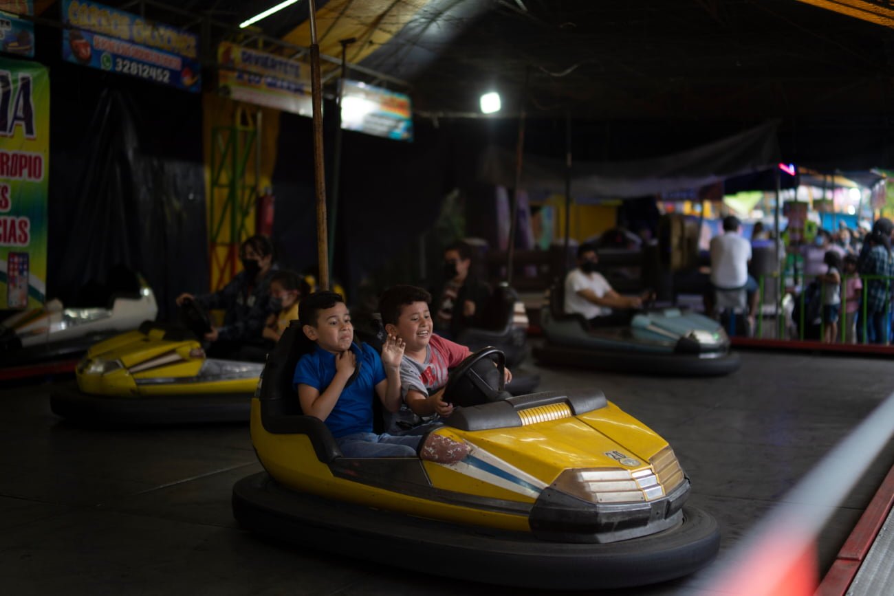 Pareja de niños disfrutan de los carros loco, durante la feria de Jocotenango.