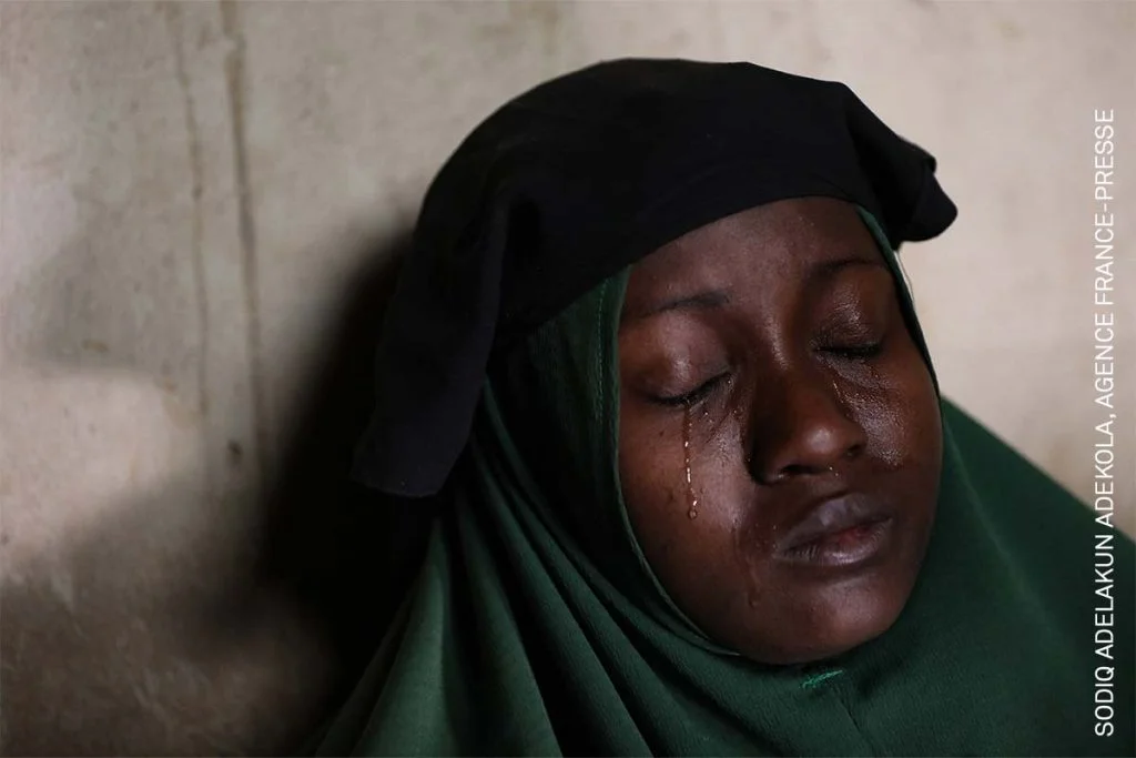Aminah Labaran (nombre ficticio) llora en su casa, en Jangebe, Estado de Zamfara de Zamfara, en el noroeste de Nigeria, el día después de que sus dos hijas fueran secuestradas. Hombres armados, aparentemente de un grupo de bandidos, secuestraron a 279 niñasde los dormitorios en medio de la noche, en la Escuela Secundaria Femenina Secundaria para Niñas en el pueblo.