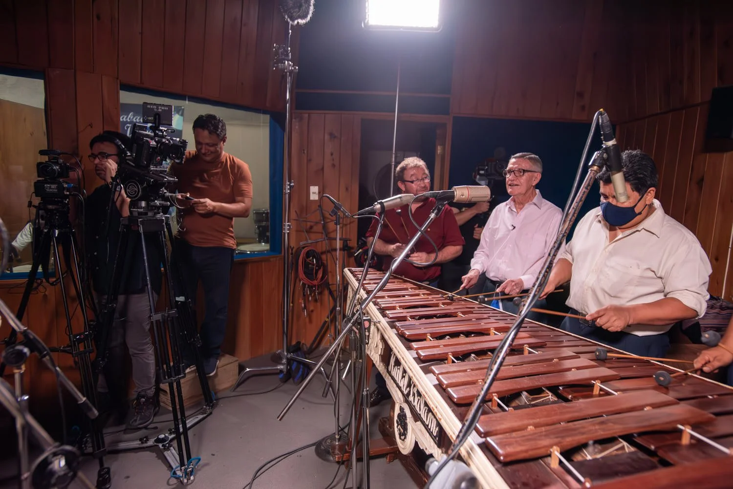 Filmacón en estudios de inerpretación de marimba.