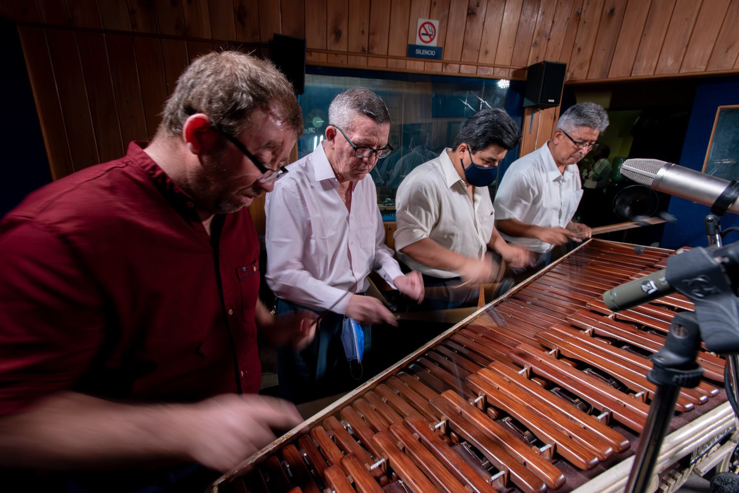 Gervacio García junto a los músicos de la marimba Kaiblil Balam La Original.