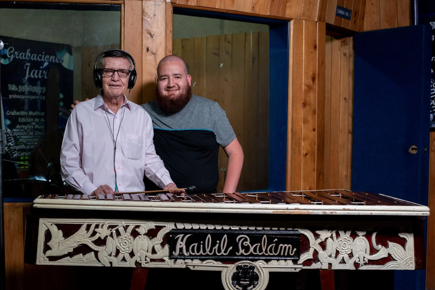 Gervacio García posa junto su hijo Anyelo durante la grabación en estudio de piezas de marimba.